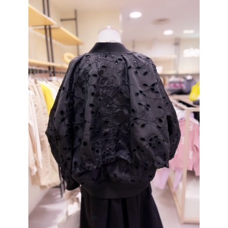 모티브 아일렛 자수소재 점퍼