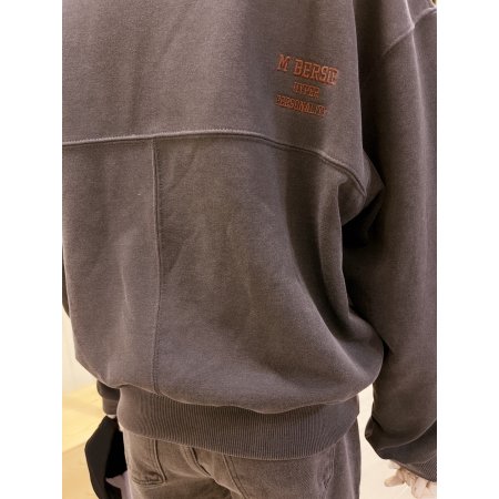 엠블럼 로고 프린트 세미 크롭 맨투맨