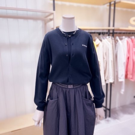 베이직 라운드넥 로고 포인트 가디건