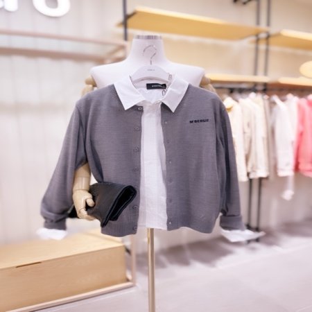 베이직 라운드넥 로고 포인트 가디건