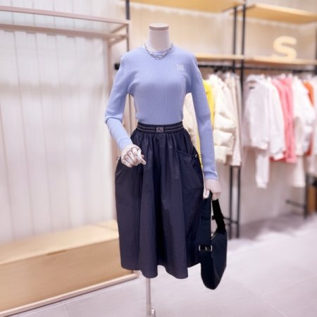 로고 포인트 라운드넥 골지 니트탑