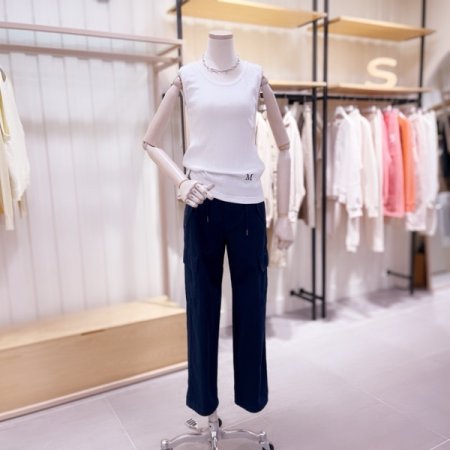 M자수 포인트 골지 민소매 티셔츠