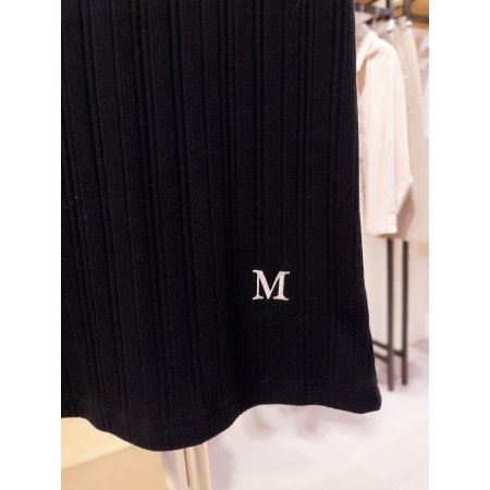 M자수 포인트 골지 민소매 티셔츠