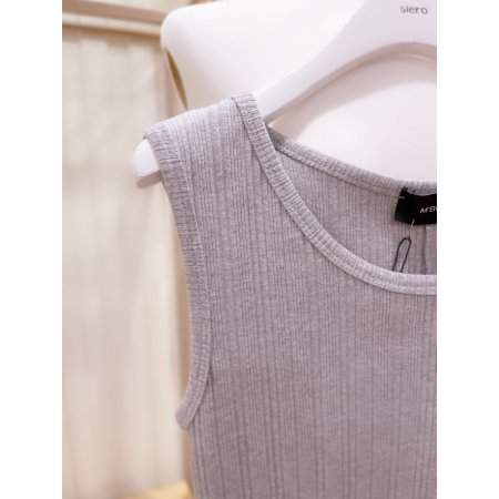 M자수 포인트 골지 민소매 티셔츠