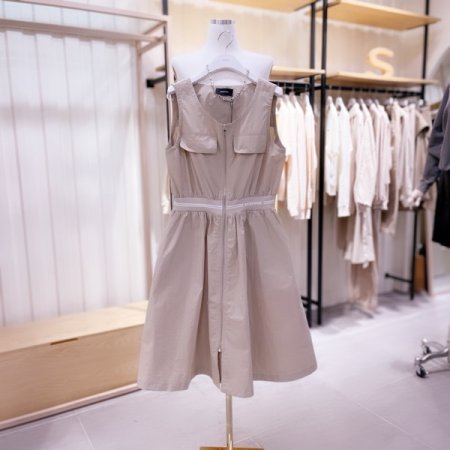 허리 로고밴딩 지퍼여밈 V넥 원피스	