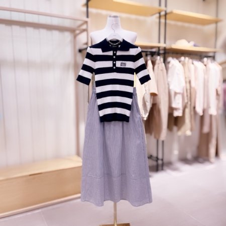 자카드 레터링 단가라 반팔 카라 니트