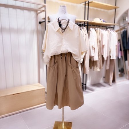 밑단언발 백라인 주름 반팔셔츠