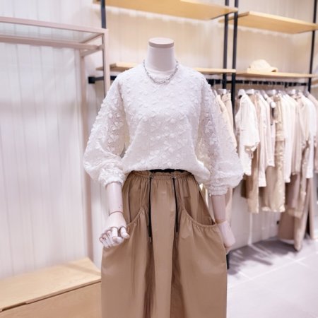 입체 자수꽃 블라우스