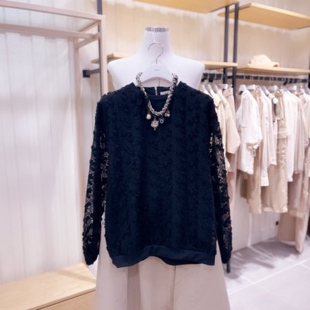 입체 자수꽃 블라우스