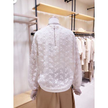입체 자수꽃 블라우스