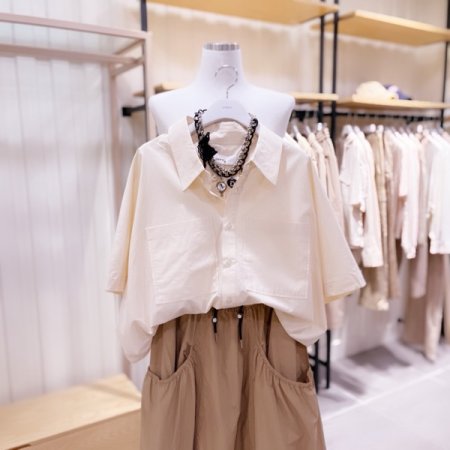 백라인 주름 포인트 셔츠