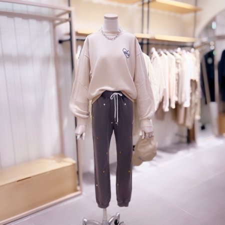 하트자수 절개 디테일 맨투맨