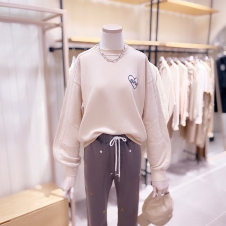 하트자수 절개 디테일 맨투맨