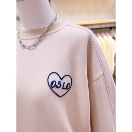 하트자수 절개 디테일 맨투맨