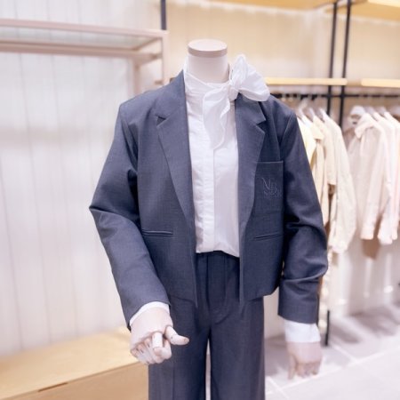 가슴포켓 엠버자수 투버튼 크롭자켓