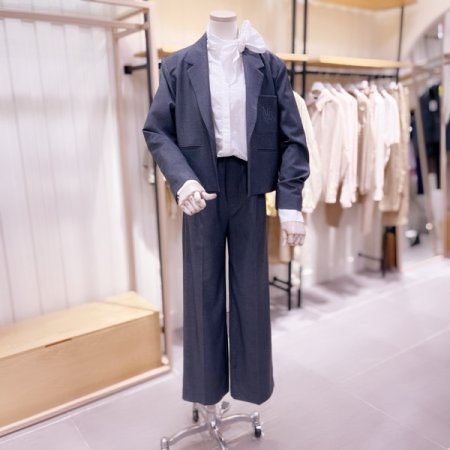 가슴포켓 엠버자수 투버튼 크롭자켓