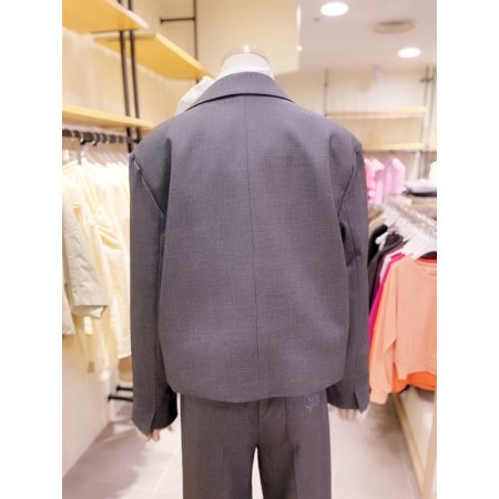 가슴포켓 엠버자수 투버튼 크롭자켓