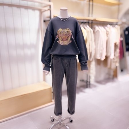 엠블럼 프린트 세미 크롭 맨투맨