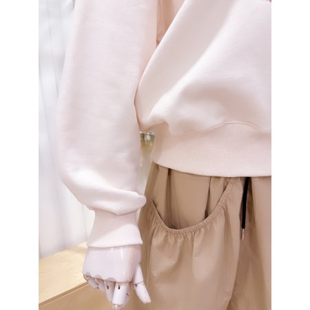 엠블럼 프린트 세미 크롭 맨투맨