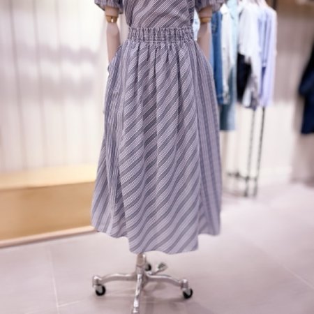 스트라이프 배색 스모킹 롱스커트