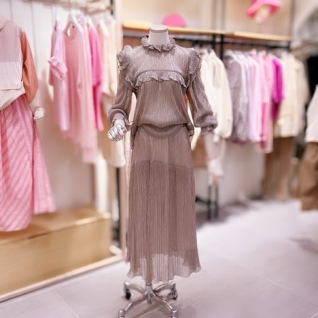 메탈주름지 하이넥라인 러플 블라우스