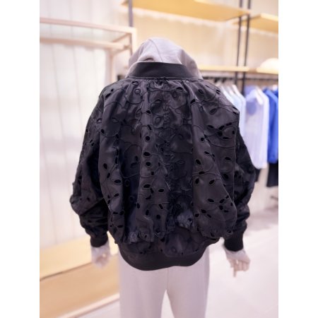 아일렛 자수소재 점퍼