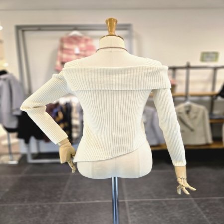 지아오프숄더넥니트