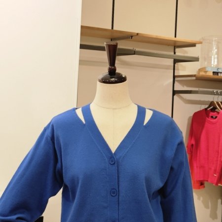 컷아웃 넥라인 가디건