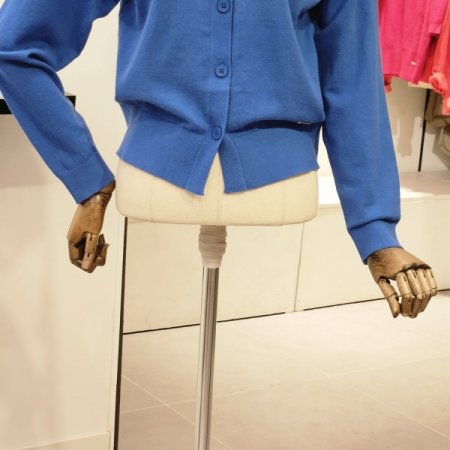 컷아웃 넥라인 가디건