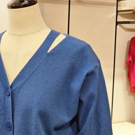 컷아웃 넥라인 가디건