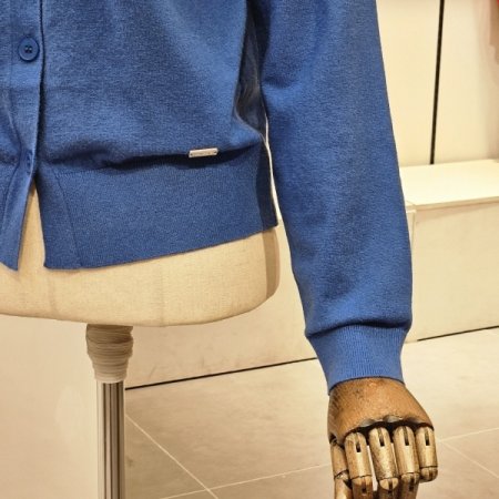 컷아웃 넥라인 가디건