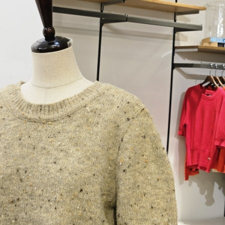 백버튼 퍼프소매 반팔니트