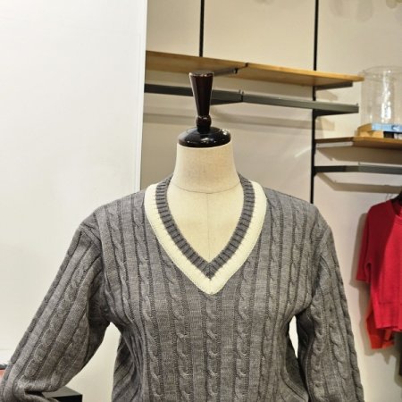 케이블 브이넥 니트
