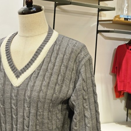 케이블 브이넥 니트