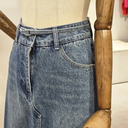 벨티드 슬릿 데님 스커트