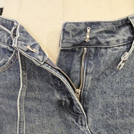 벨티드 슬릿 데님 스커트