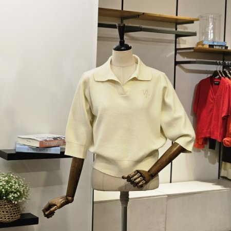 로고 자수 카라 니트