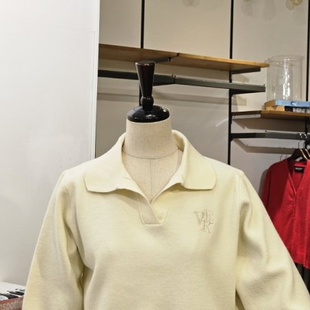 로고 자수 카라 니트