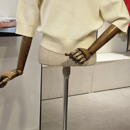 로고 자수 카라 니트