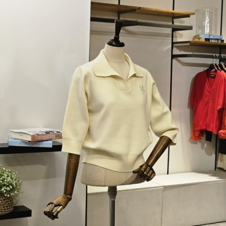 로고 자수 카라 니트