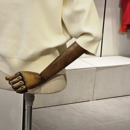 로고 자수 카라 니트