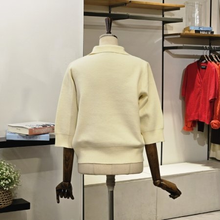 로고 자수 카라 니트