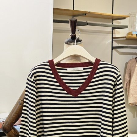 롤링 스트라이프 브이넥 니트