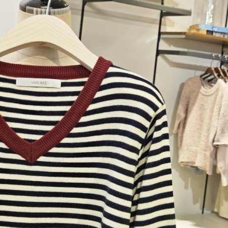 롤링 스트라이프 브이넥 니트