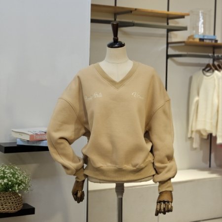 브이넥 자수 레터링 맨투맨