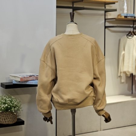 브이넥 자수 레터링 맨투맨