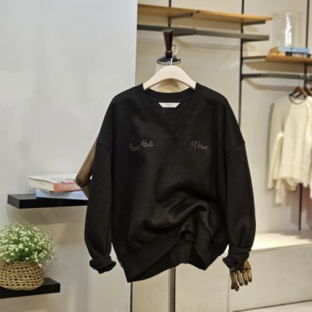 브이넥 자수 레터링 맨투맨