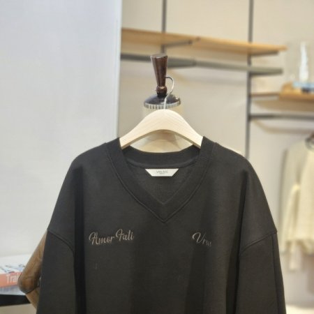 브이넥 자수 레터링 맨투맨