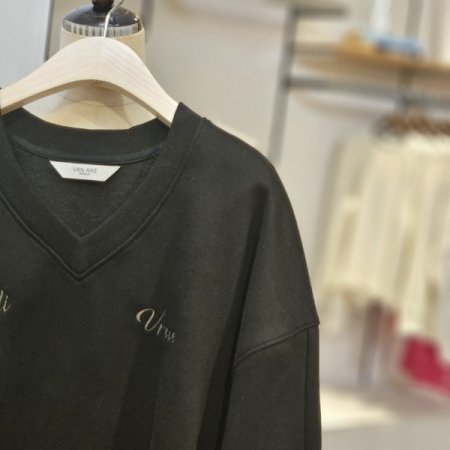 브이넥 자수 레터링 맨투맨