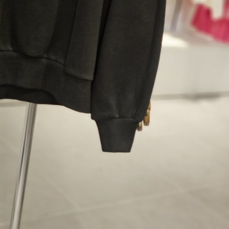 브이넥 자수 레터링 맨투맨